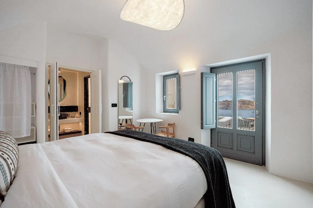 HOUSE WITH JACUZZI Room, IKIES Santorini, Santorini