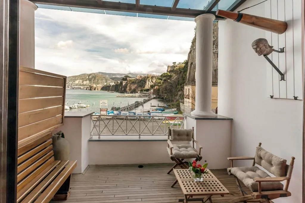 Room, Yacht Club Capo Cervo Suites, Naples