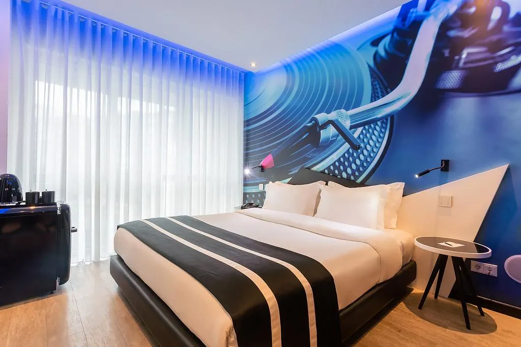 DOUBLE QUEEN SIZE BED Room, HF Fenix Music, Lisbon