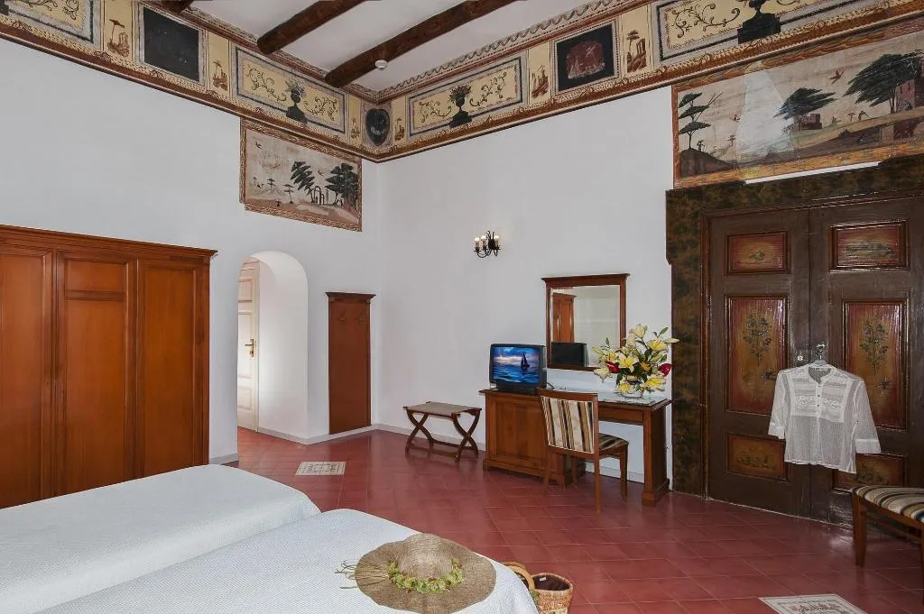 Room, California, Naples