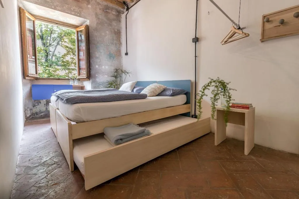 Room, Un Posto A Milano, Milan