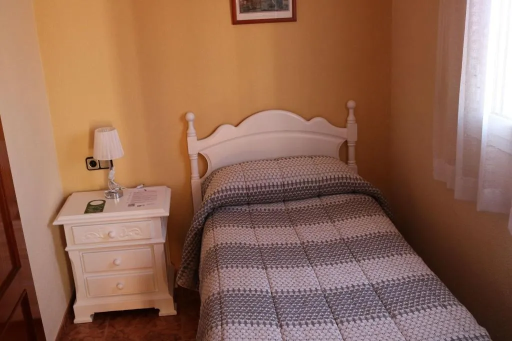 Room, Pensión dulces sueños, Seville
