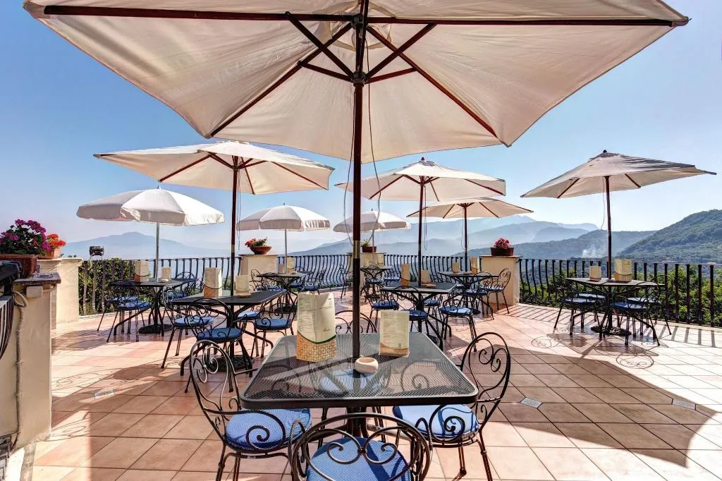 Terrace, Grand Hotel Hermitage & Villa Romita, Naples
