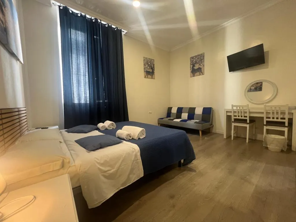 Room, Freedom Traveller, Naples