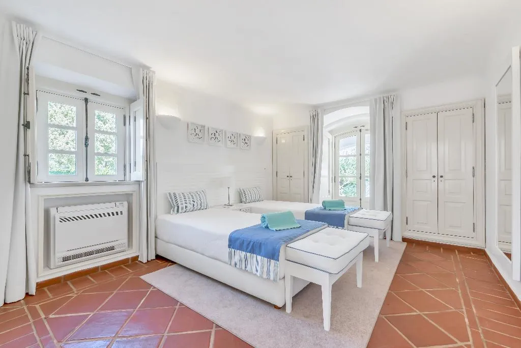 VILLA FIVE BEDROOMS WITH PRIVATE POOL Room, Shantivillas, Algarve