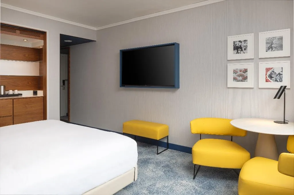 DOUBLE GUEST ROOM KING BED Room, Hilton Barcelona, Barcelona