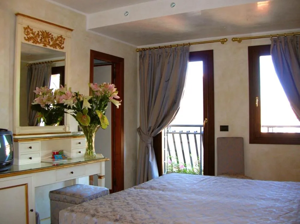 DOUBLE SUPERIOR Room, Carlton Capri, Venice