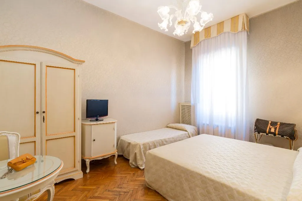 TRIPLE CLASSIC Room, Palazzo Guardi, Venice