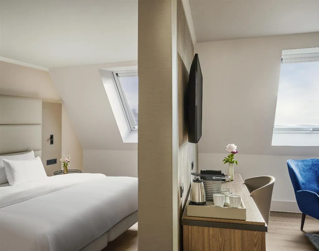 JUNIOR SUITE STANDARD Room, NH Berlin Kurfürstendamm, Berlin