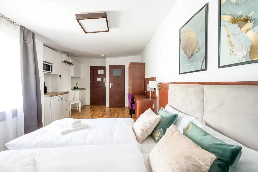 STUDIO ONE BEDROOM ONE BATHROOM Room, On/set Aparthotel, Krakow