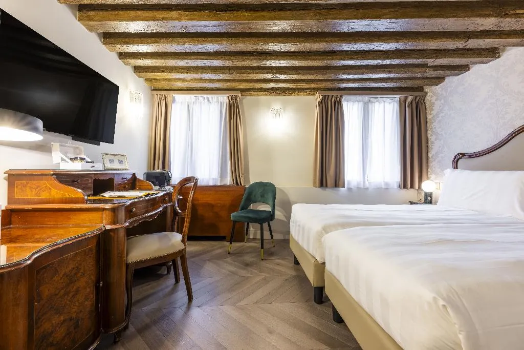 Double or Twin DELUXE CANAL VIEW Room, Colombina, Venice