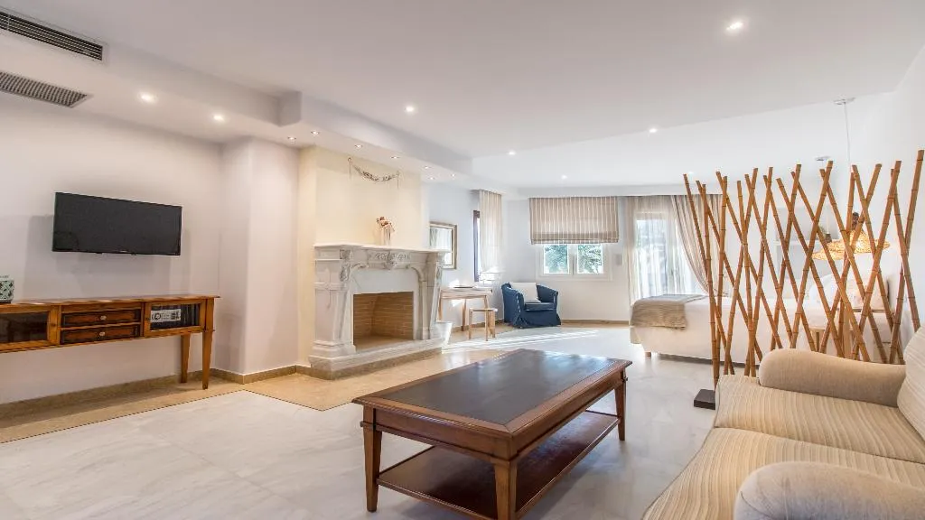 SUITE WITH JACUZZI Room, Finikas Hotel Naxos, Mykonos