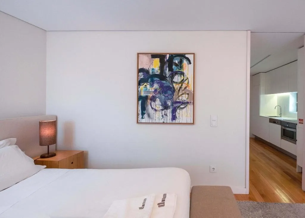 Room, Domum, Porto