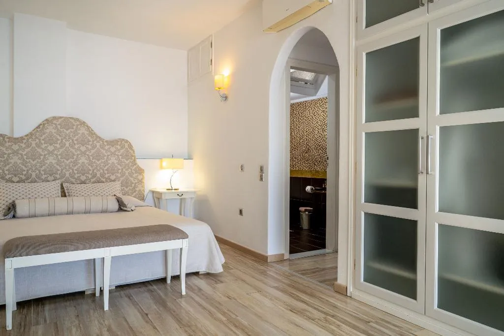 SUITE EXECUTIVE Room, Delfini Villas, Santorini