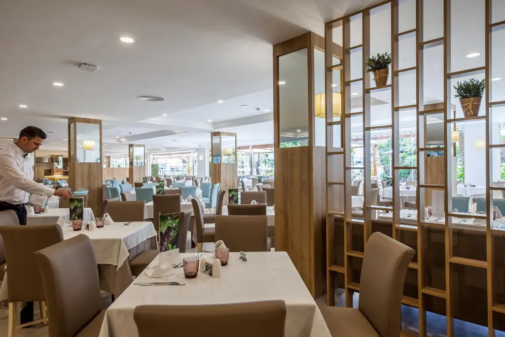 Restaurant, Zafiro Palmanova, Majorca