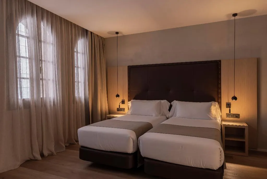 DOUBLE DELUXE SUPERIOR Room, Gran Hotel Barcino 4*S, Barcelona