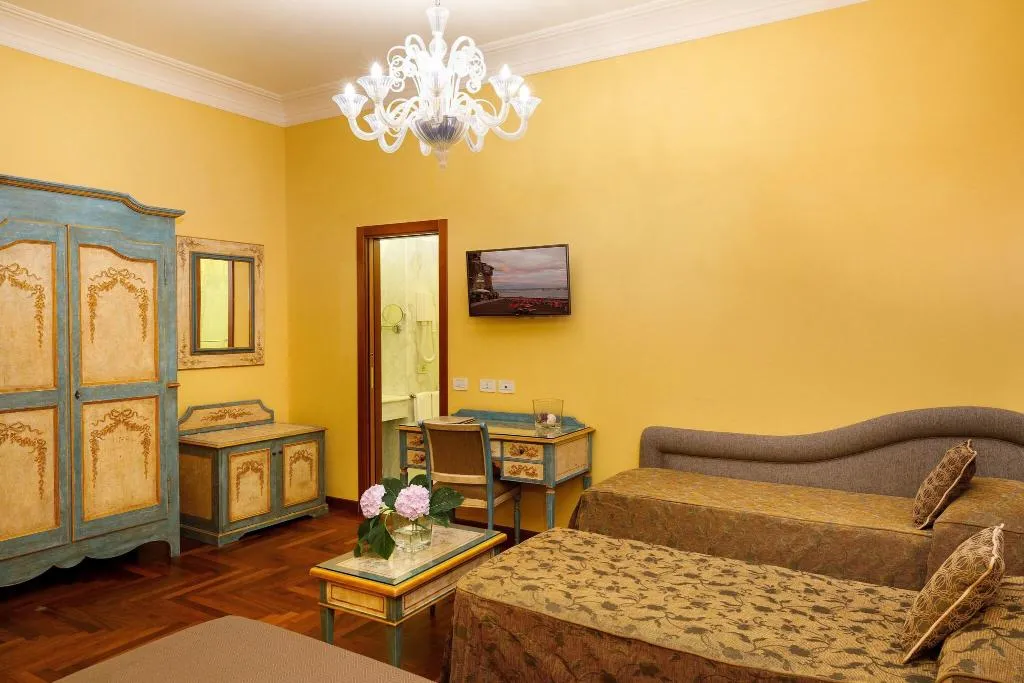 QUADRUPLE SUPERIOR WITH DOUBLE BED Room, Hotel Palazzo Guardati, Naples