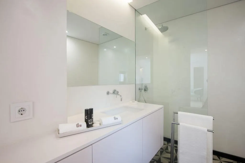 Room, Domum, Porto