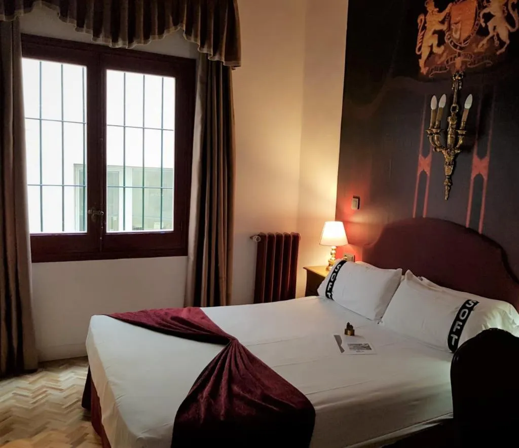 DOUBLE ECONOMY Room, Casual del Teatro Madrid, Madrid
