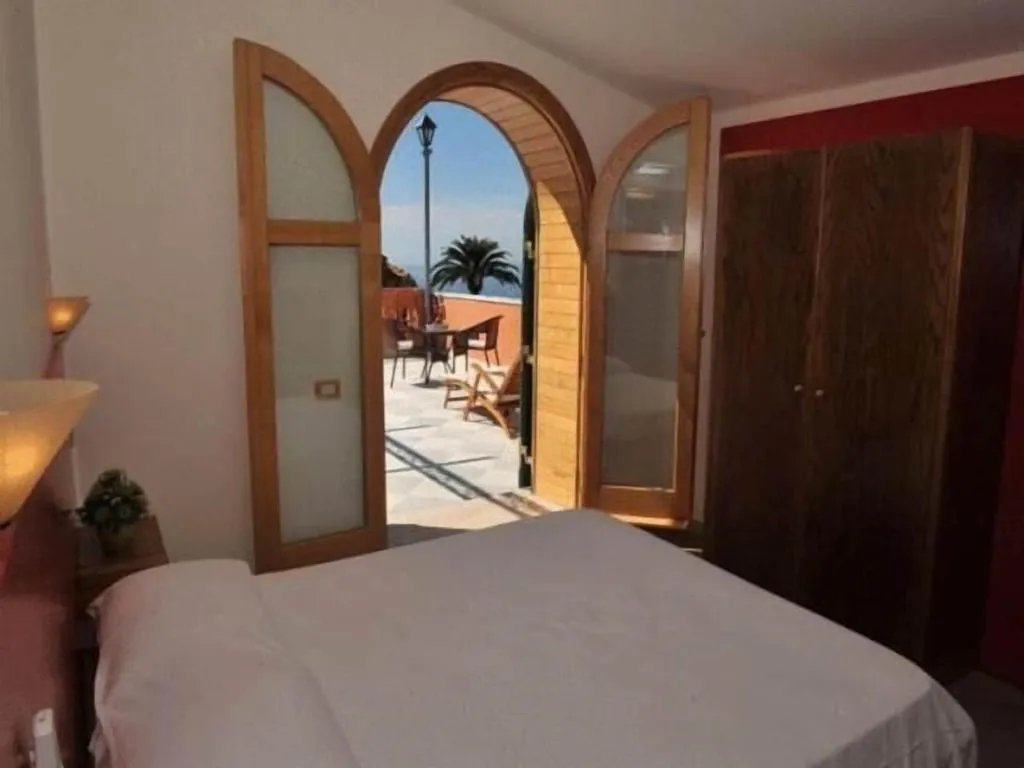 Room, Le Due Sirene, Naples