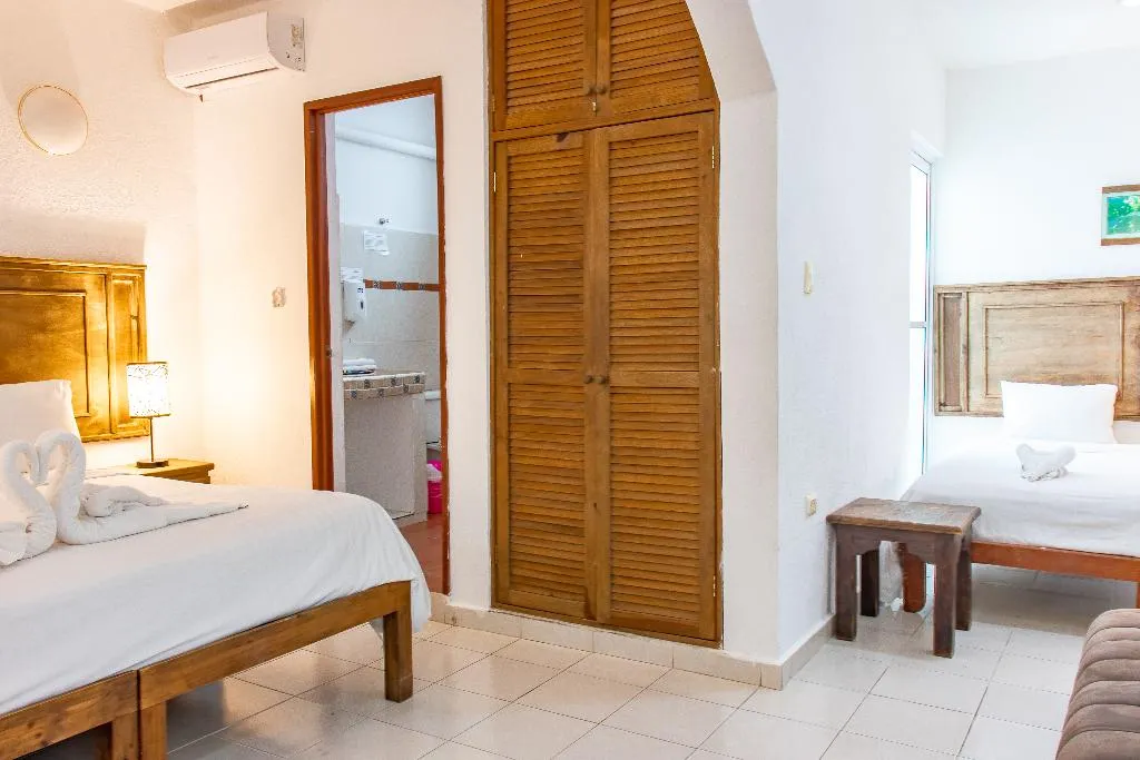 FAMILY ROOM THREE BEDS Room, Casaejido, Playa Del Carmen