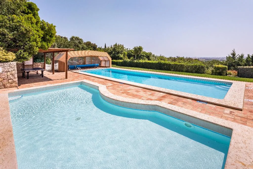 VILLA FOUR BEDROOMS Room, Shantivillas, Algarve