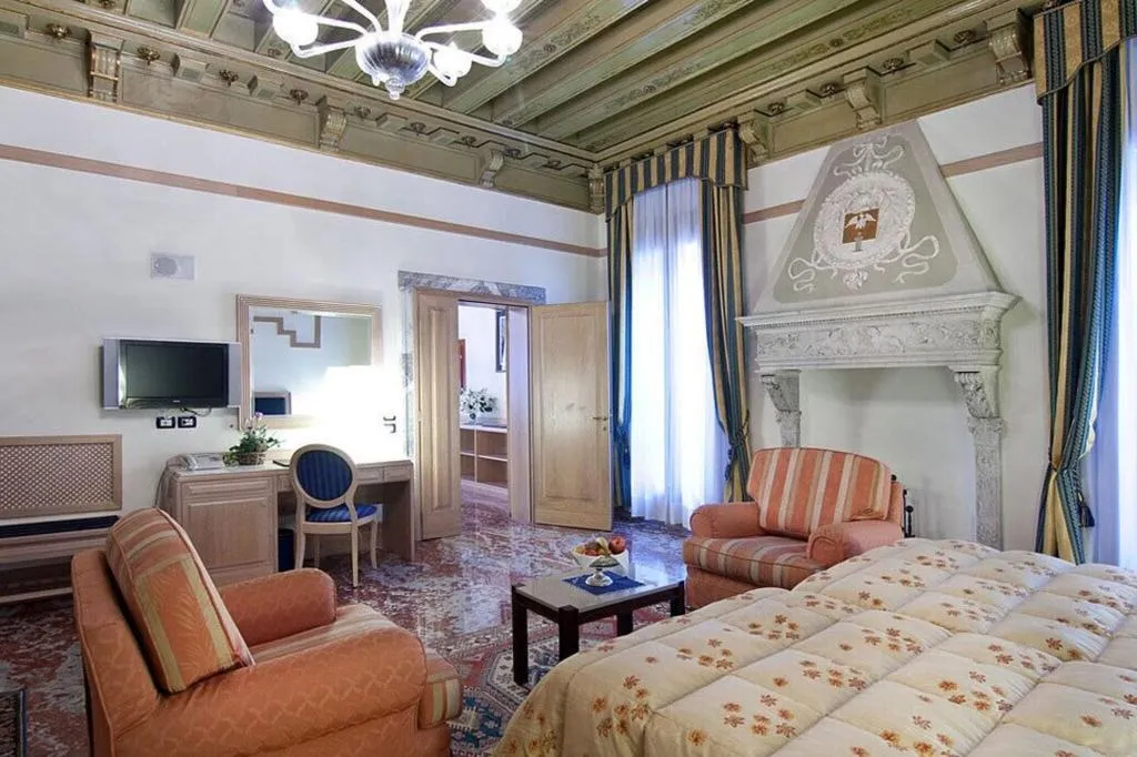 FAMILY ROOM WITH DOUBLE BED Room, Foscari Palace, Venice