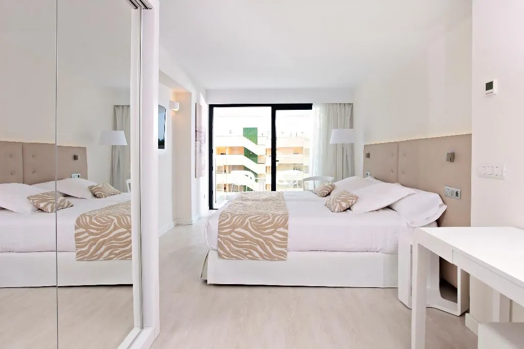 Double or Twin SIDE SEA VIEW Room, Iberostar Waves Cala Millor, Majorca