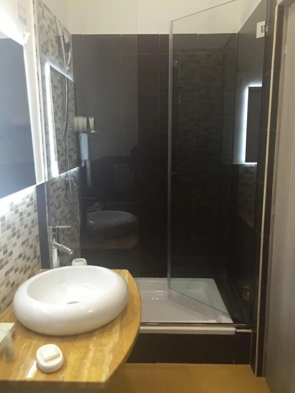 Room, B&B Napolimilionaria, Naples