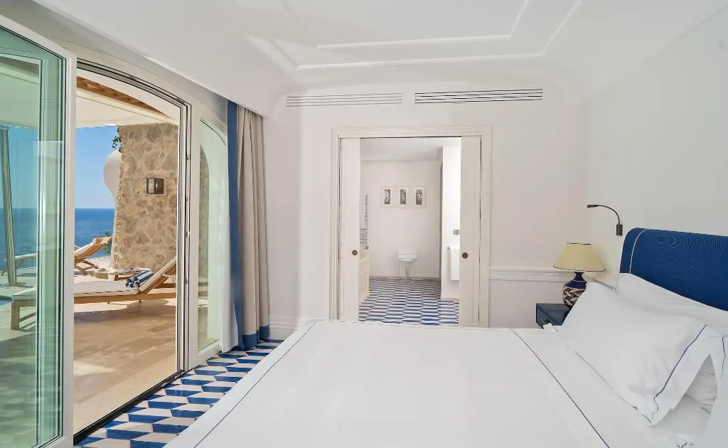 Room, Borgo Santandrea, Naples