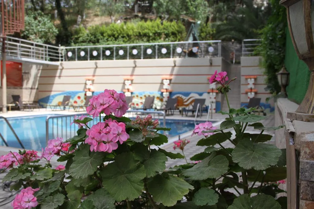 Pool, Saturn, Izmir
