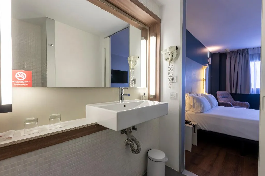 TWIN STANDARD Room, Travelodge Malaga Aeropuerto, Costa Del Sol