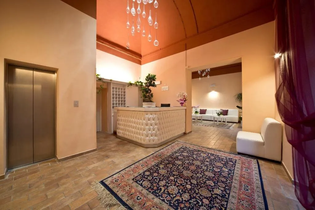 Lobby, Palazzo Renieri, Florence