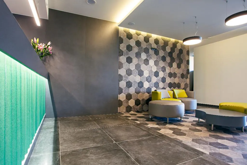 Lobby, Primavera Loi, Costa Blanca