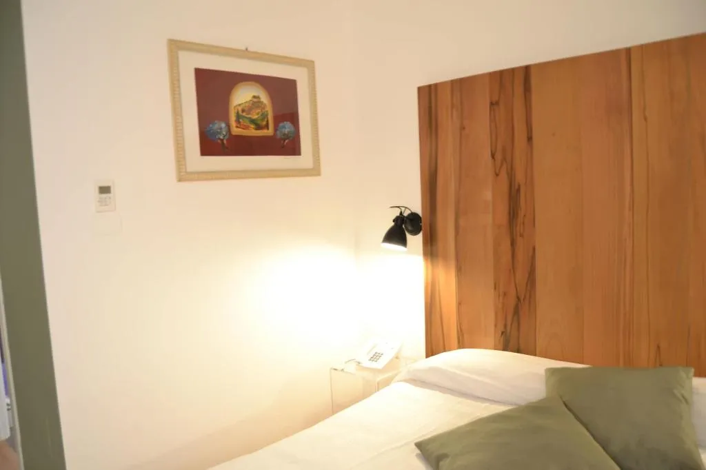 Room, Albergo Il Rientro, Perugia