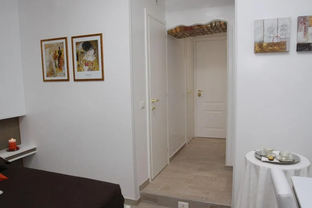 Room, Interno 2 Roma, Naples