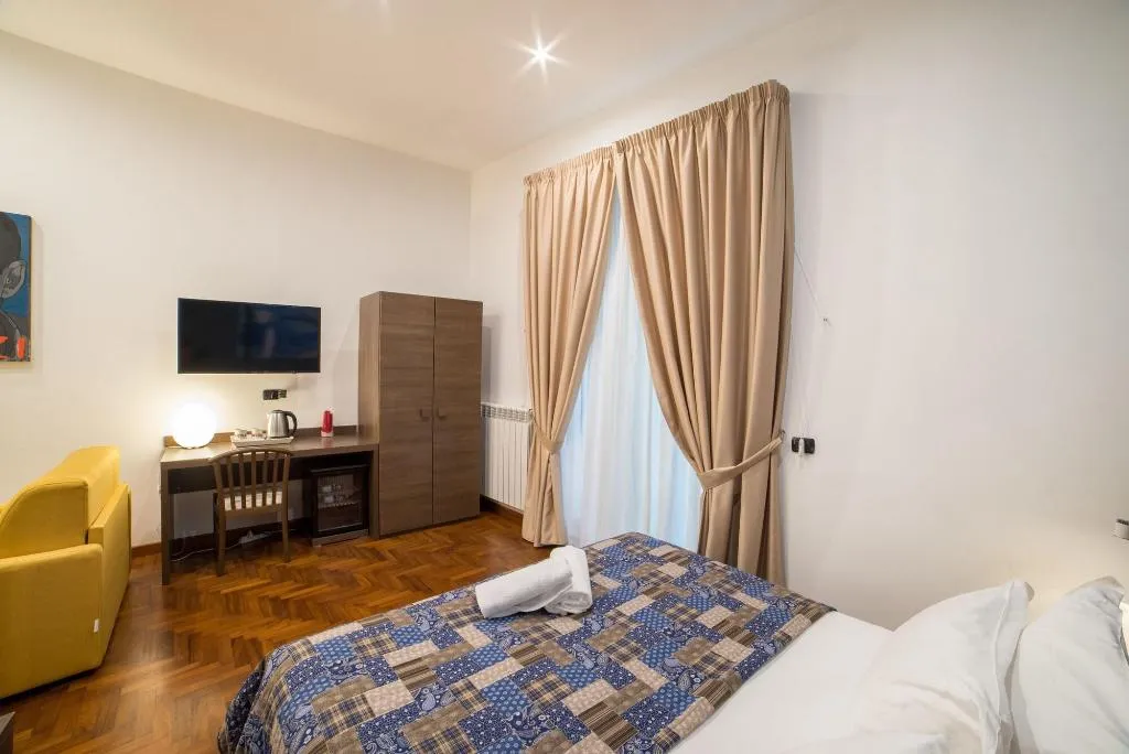 Room, Bed & Breakfast Chiaia 32, Naples