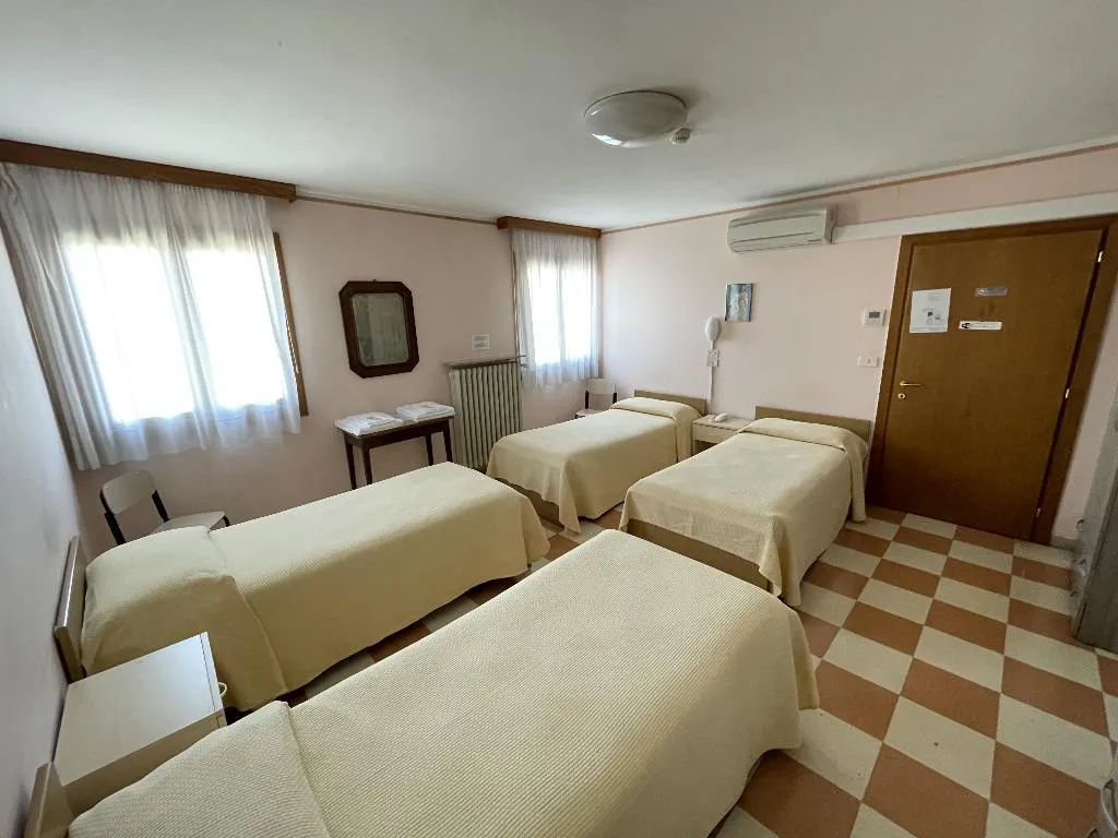 QUADRUPLE STANDARD Room, Casa Caburlotto, Venice