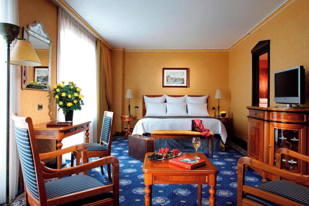 JUNIOR SUITE KING SIZE BED Room, Marriott Hotel Rome Park, Rome
