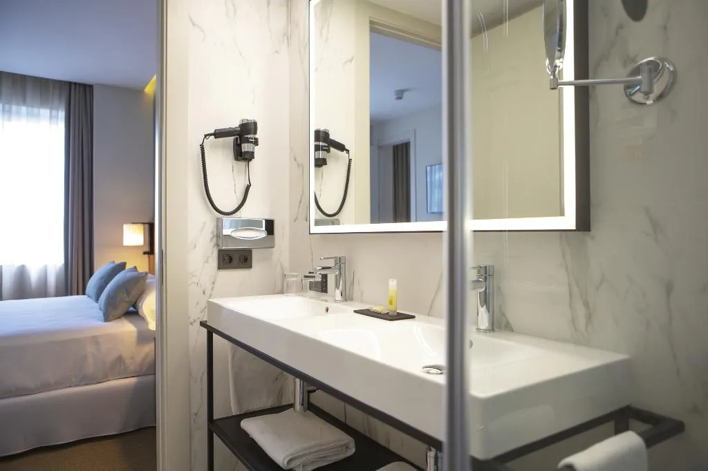FAMILY ROOM DELUXE KING BED Room, Hotel Riu Plaza España, Madrid