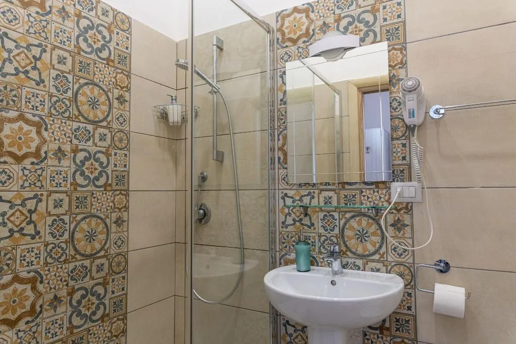 TRIPLE SUPERIOR Room, B B Alla Ferrovia, Naples