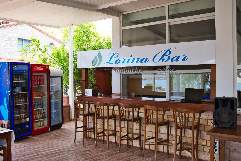 Bar, Defne Lorina, Dalaman