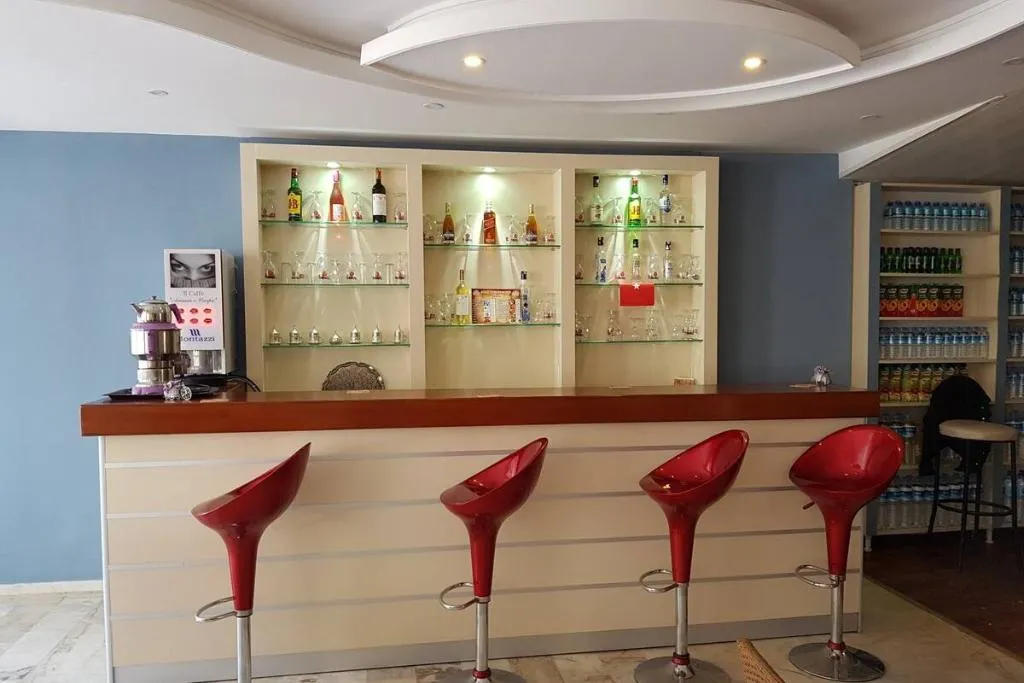 Bar, Melike, Izmir