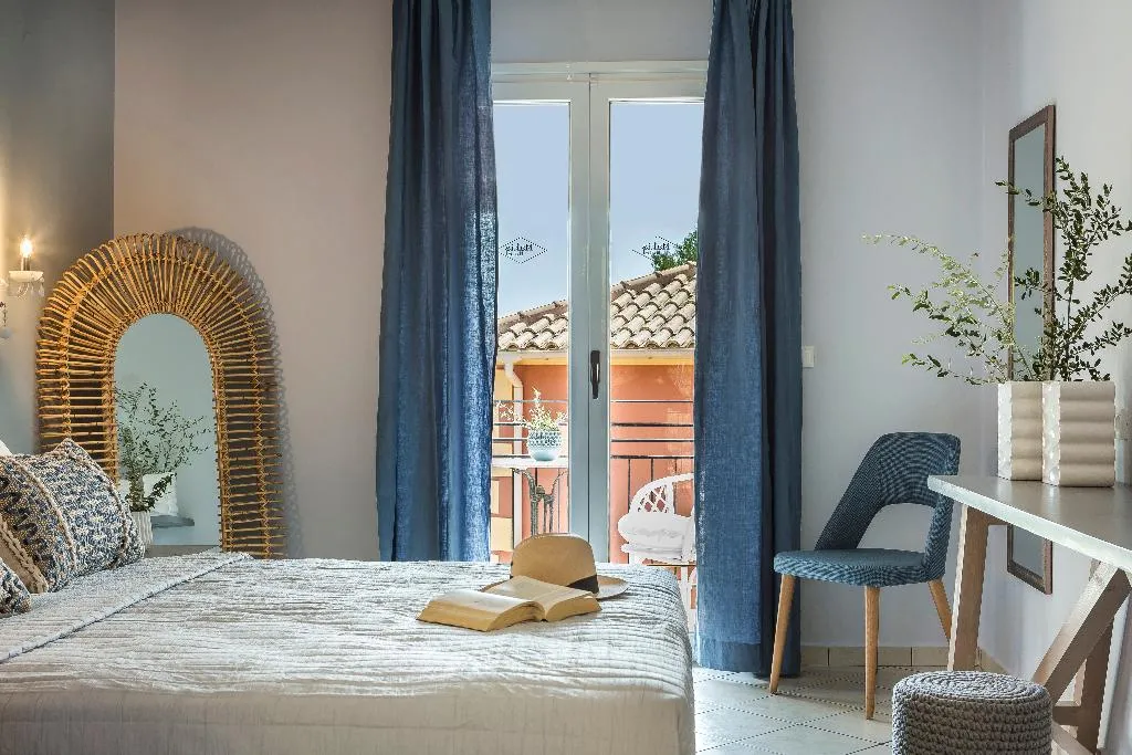 TWIN WITH DOUBLE BED Room, Makis Hotel, Kefallinia