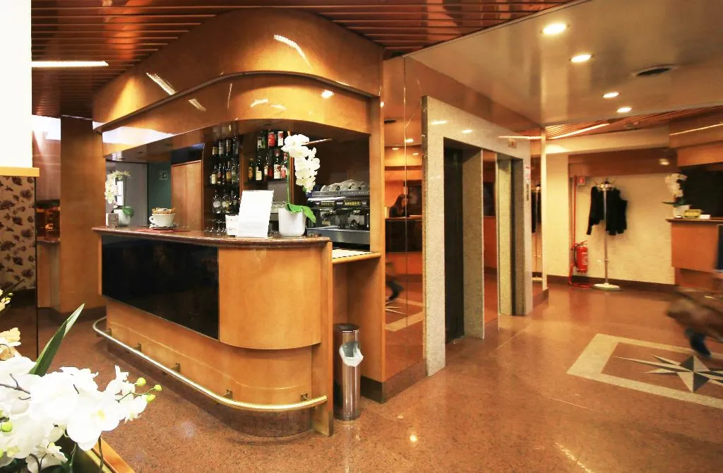 Bar, Lido, Milan