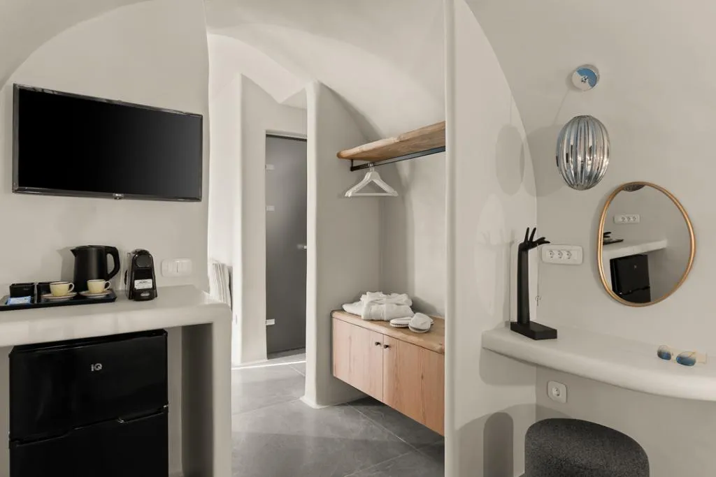 JUNIOR SUITE WITH JACUZZI Room, Aeon Suites by Mr and Mrs White, Santorini