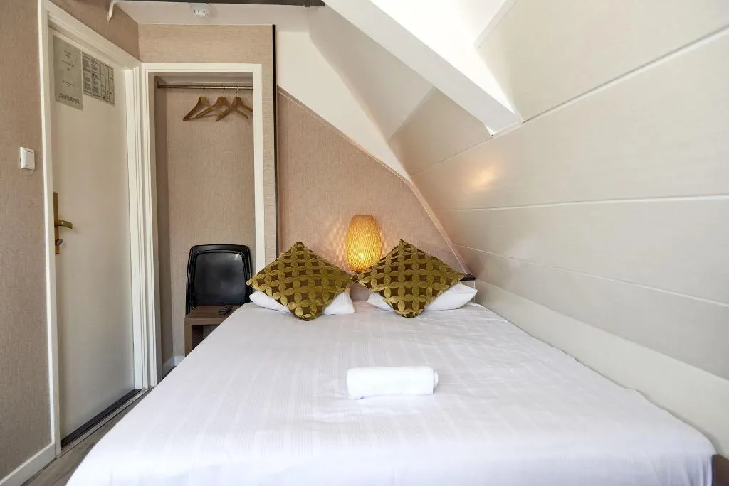 Double or Twin WITH SHARED BATHROOM Room, ITC Hotel, Amsterdam