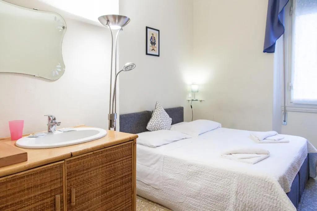 Room, Bed & Bed Cassia, Florence