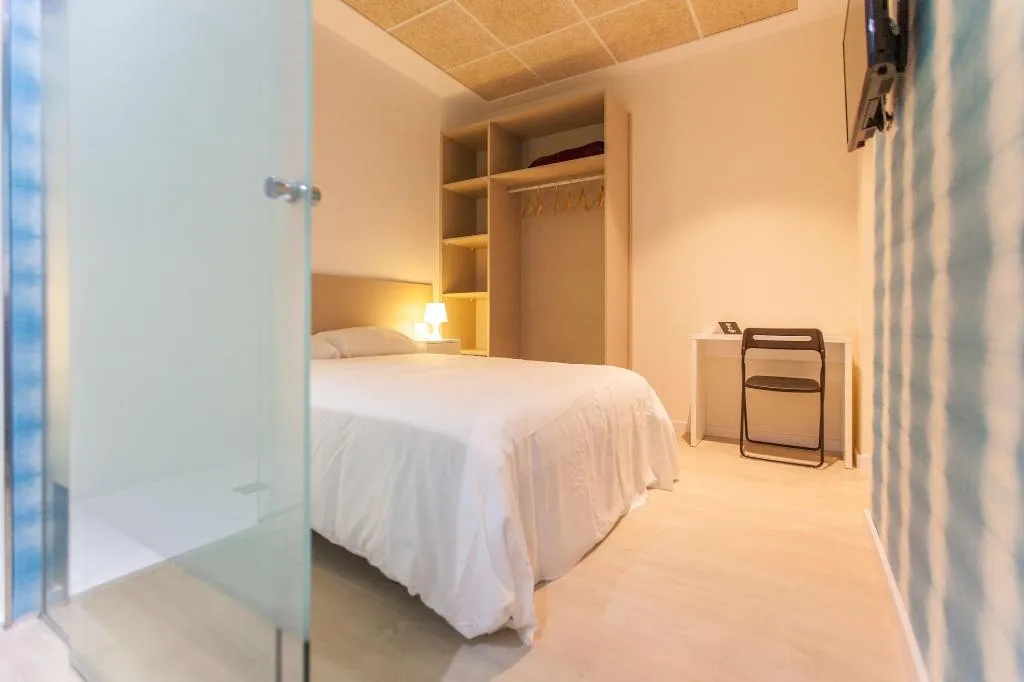 Room, Host & Home, Valencia