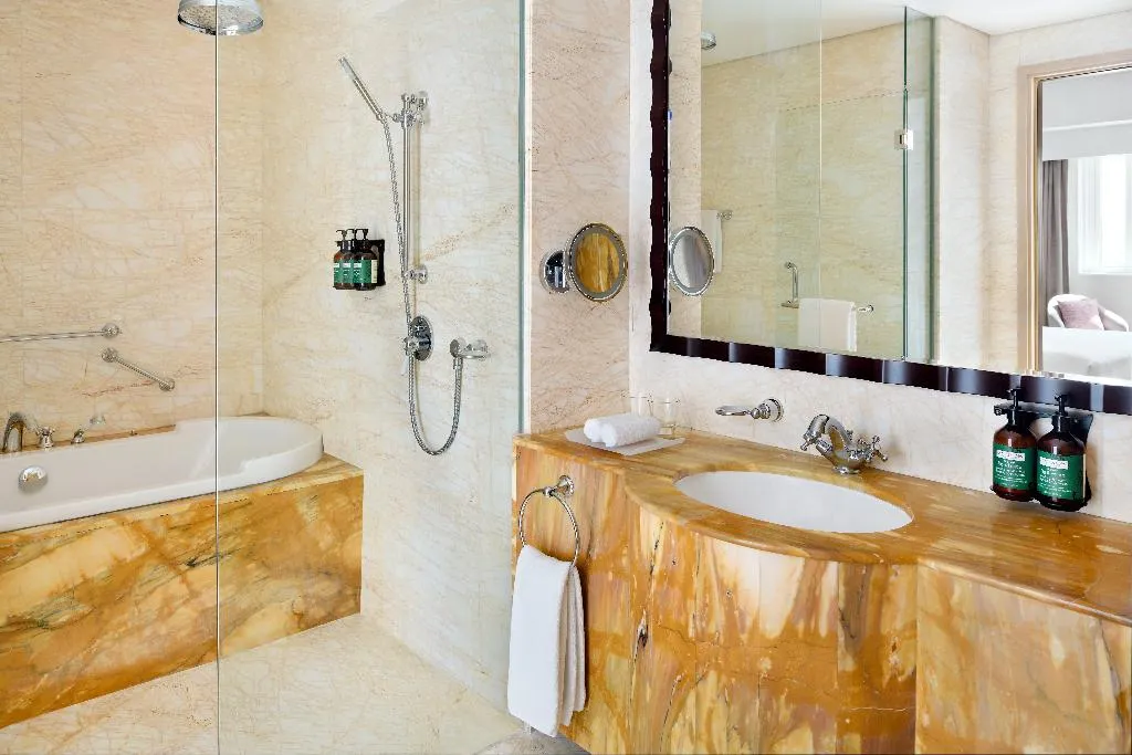 JUNIOR SUITE KING SIZE BED Room, Crowne Plaza Jumeirah, Dubai